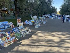 芸術の街なのか。通りに絵画を売る市場があった