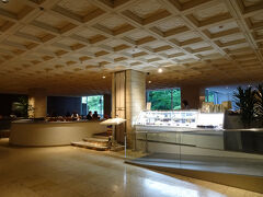 はぁ～涼しい。。。

「ティーサロン ピカケ」。

美味しそうなケーキが並んでいたけれど、ディナービュッフェが待っているので、ここは我慢(*´∀｀)ｱﾊﾊ。