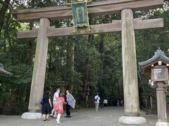 荷物は大神神社の休憩所にあるロッカーに入れるので、全部の荷物を持って少し歩きます。