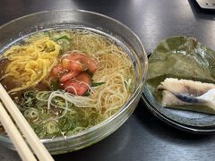 三輪そうめん福神堂さんへ。
大神神社　二の鳥居を出てすぐです。
暑かったので、冷たいぶっかけ素麺と柿の葉寿司のセットをいただきました。
友達は温かいにゅうめんのセット。
素麺がしっかりしていて美味しかったです。
お土産に箱入りを買いました。
レジのところにあったメレンゲボールのようなお菓子が美味しそうで買おうか悩んでいたのですが、レジが混んできたので諦めてしまい…まだ後悔してます。