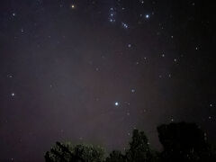 ●2025/9/20(土)

トイレに行きたくて4:30に目が覚めてしまったので、夜空を見上げるとオリオン座が輝いていました
涼しくて気持ちイイので屋上に上がって星空を眺めます