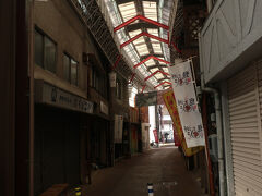 時間が早いのでシャッターが閉まっている店舗が多いですが、全国チェーンのお店はほとんどないようです。ここはかなりレベルの高い商店街です。