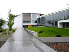 その２は、城山公園にある長野県立美術館からスタートします。