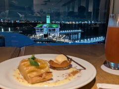 ホテルに戻ってスィーツタイム

婚礼需要も復活したようで、ラウンジバーマリンブルーは終日満席が続き、閉店間際にようやく入れました。