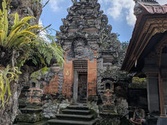 先に王宮に入ります。
前回来た時に見学エリアがすごく狭くなつていた記憶が有りやはり
王宮に入った最初の広場だけが解放されていました。

