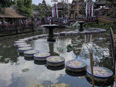 王宮の後はサラスワティー寺院を見学ここは６万ルピアの入場料を支払います。
また、サロンだけでなく羽織、男はバリの男の人がしている鉢巻みたいな奴を着用です。
また、残念なことに池の水がすごく臭いです、腐っているのでしょう。
蓮が有名なお寺なので蓮の季節でなければ残念なお寺鴨知れません。