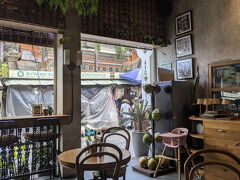 サラスワイティー寺院の横のkajeng通りに有るAvocuts Coffee & Eatery
と言うカフェで一休みです。
