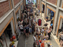 ウブド市場に戻ってウインドショッピングです。
