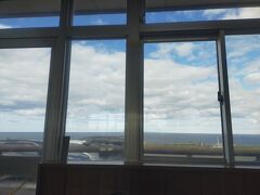 宗谷丘陵に入ってすぐ、「ホタ亭」の看板が目に入ったので昼食にすることにしました。
海と樺太を眺めながら待ちました。