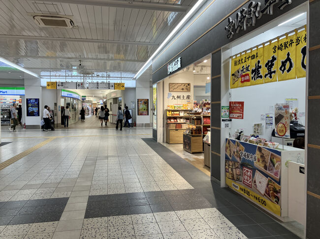 改札出てすぐ名物椎茸めしの駅弁屋さん<br />左の観光案内所に