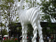 9/14（日）
7月に続きまたもや3連休の中日に来ることに（汗）でもこの日に来ることは7月の万博より前に決まっていたので仕方がない。混雑覚悟で大阪入りです。
ホテルでの合流は近くに同じチェーンのホテルが2軒あって、私たちは2に泊まるよってA君に言っていたのに彼は1に行っていてどこー？！ってやり取り。毎回何か起こる私達（笑）何だかんだで無事合流して9:50ぐらいに夢洲到着。駅でスタンプ押したりロボット見たりしつつ東ゲートに向かう。明らかに7月の時より人増えてる、とビビる（汗）
10:40頃、思ったより早く入場できる。写真など撮りながら先発隊を待ち、無事合流。