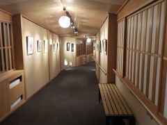 何度もこの温泉には来たことあります。広くて良いです。
１８時４５分位に着いて、出発は２０時です。温泉の場所まで歩きます。
ゆっくり入ってはいられません。
バスタオルは、玄関で貸してもらえます。
フェイスタオルは、脱衣所に積んであります。