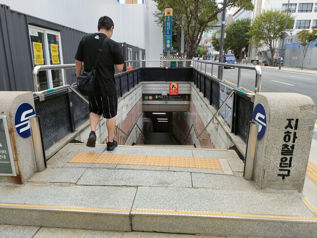 乙支路三街(ウルチロサムガ)駅から地下鉄に乗ります。