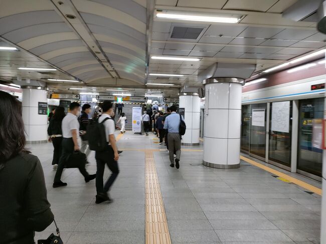 スーツ姿のサラリーマンがたくさん。<br />今日は月曜日。