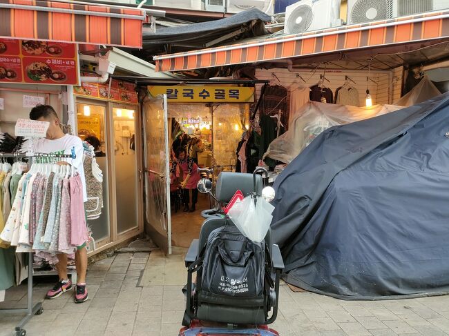 すぐにカルグクス通りの入口があります。<br />前にも来たことがあったんだけど、呼び込みが凄いので気合いを入れて、いざ中へ！