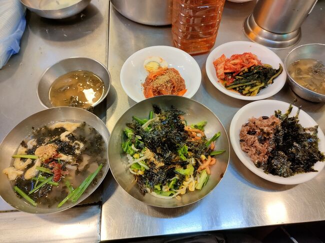 きました！左端がカルグクス、真ん中はビビンバ、右端は御赤飯、他キムチやお味噌汁など。<br />これで一人前、9000ウォン。安い。<br />カルグクスは優しい味わいで朝食にぴったり。<br />栄養満点の朝ごはん、美味しかった！