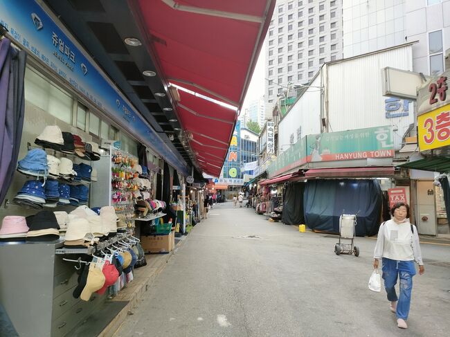 まだ開いてないお店が多い。