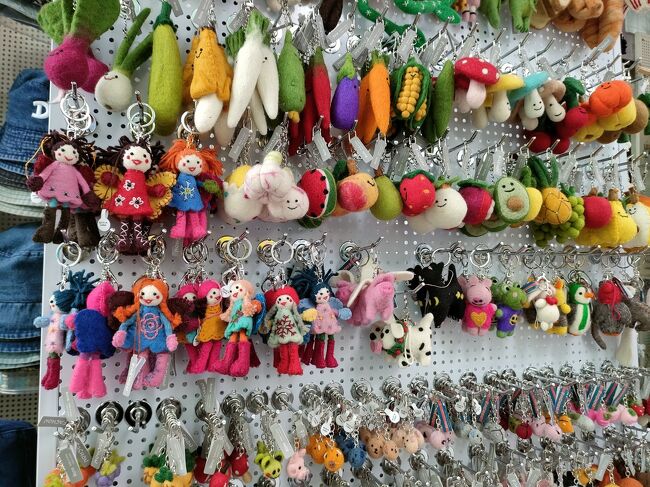 羊毛フェルトのキーホルダー可愛い。<br />南大門市場もっとウロウロしたかったけど、先を急ぎます。