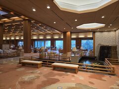 バスに乗って月岡温泉、華鳳に到着。
ものすごく大きな建物で圧倒される。
入り口フロント奥にラウンジがあり、セルフサービスで無料でビールやワイン、日本酒、ソフトドリンクが飲めて、ケーキや温泉饅頭等が置いてある。
夜22時まで利用できるのがすごい。