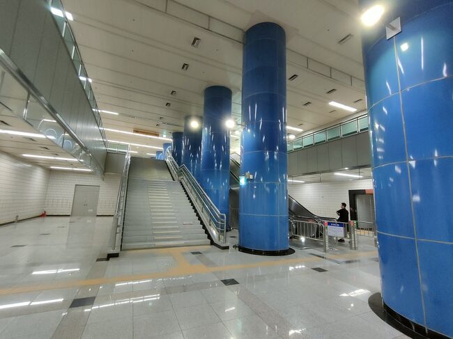 九龍駅も初めて降り立った。<br />ガラーンとした構内。