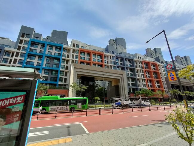 高級マンション。<br />奥に住民専用の広い庭園があり、噴水が流れてたりして、異世界感満載。