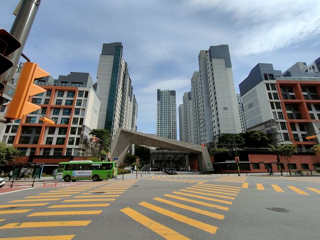 真ん中が地下駐車場の出入り口らしく、車がバンバン出ていく。