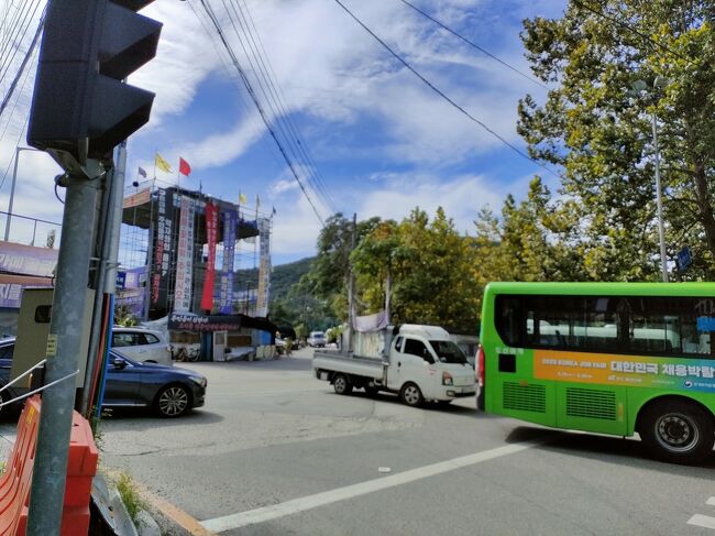 タワマン群の目の前にあるのは、韓国最大のスラム街、九龍村(クリョンマウル)。<br /><br />九龍村について↓<br />1988年のソウルオリンピックに先立ち、急速な土地開発が進められ、居場所を失った低所得者層の人々がここを不法占拠し住居を構えたのが始まり。<br />その後ソウル市当局による退去の働きかけがずっと続いていたが、徐々に減ってはきているものの、未だに住み続けている住民がいるのが現状。<br />2019年までに、かつてあった 1,107世帯のうち、36.7% にあたる 406世帯が転出した。<br />ソウル市当局は2025年に完了する行動計画を発表した。<br /><br />もうすぐ無くなってしまうスラム街。少なくなったとはいえ人が住んでいるところだし、見に行くのは迷惑にならないだろうかと迷いましたが、行った方のブログや動画等を調べて、今住んでいないところらへんを中心に静かに見て回るのは問題なさそう。無くなってしまう前にこの目で見てみたい！と思い、今回訪問することにしました。
