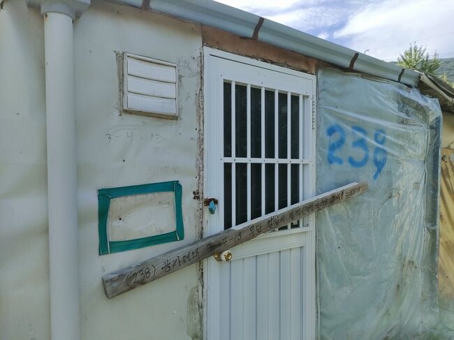 空き家になった家は入れないようになっています。