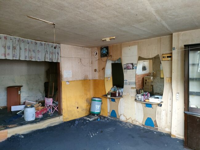 空き家の窓の隙間から撮影してみる。<br />思ってた以上にしっかりした造り。<br />美容院だったっぽい内装。