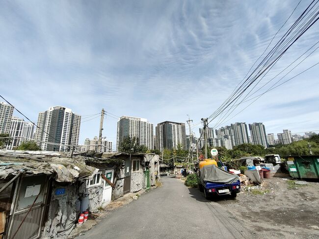 人が住んでいないところは朽ち果てており、臭いもありましたが、人が住んでるところは比較的綺麗でした。<br />時々テレビの音や、台所で料理をしている音、話し声が聞こえてきて、今も普通に生活してる人がいるんだなぁとあらためて感じました。