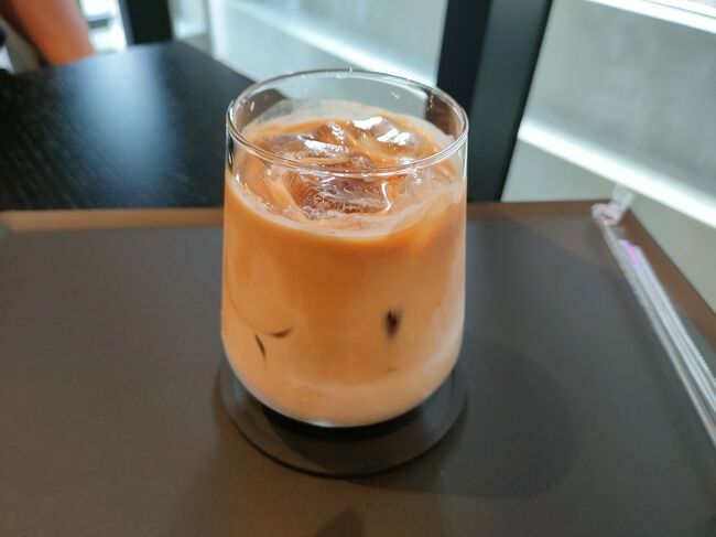アイスカフェラテを注文しました。5500ウォン。<br />さすがコーヒーマシンのお店、うんまい！<br /><br />聖水のカフェでチルするという行為ができて満足w