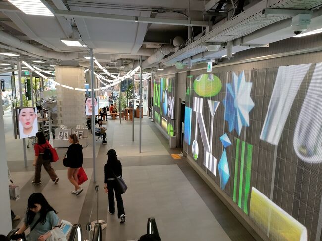 5階すべてコスメフロアという女子には夢のような世界。<br /><br />たぶん１人で来てたら普通に１時間ぐらい滞在してたかも。<br />10分ぐらいササッと見て退散。