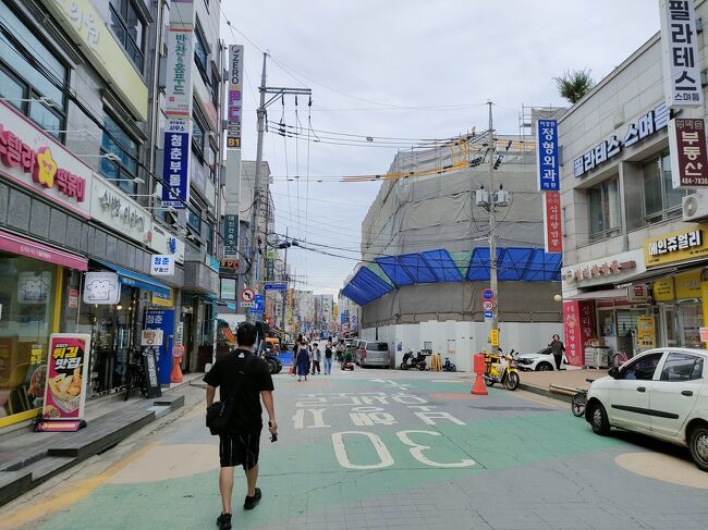 夫がふざけて私のカメラを地面に落としてしまい、本体が傷つき凹んだ泣<br />雰囲気最悪の中、目的のお店が見当たらず、20分ぐらい探し回りました(喋りたくないので別行動笑)。<br />グーグルマップの情報だと、写真右側の工事中の建物の中にありそうなんだけど、入れそうなところが無くて、完全に工事中で閉店中やん…って諦めモード。<br />でもこのお店の為にわざわざ遠くから来たので諦めたくない気持ちが勝り、いろんな道を行ったり来たりしていたら、「あったよ！」と夫から電話がありました！