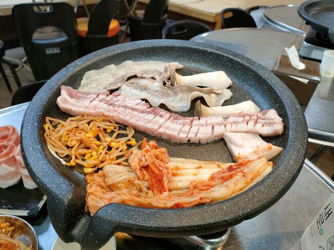 さっそく焼いていきましょう！<br />このお店は自分で焼くシステムのようでした。