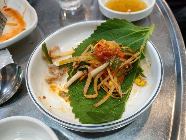 サンチュじゃなくてエゴマの葉っぱで巻いて食べるのも美味しいよね～！<br />お肉めちゃくちゃ美味しかった(*^^*)さすがお肉屋さん！<br />しかも普通のお店だとサムギョプサル一人前って200グラムとかなのに、300グラムで14000ウォン！ソウル一コスパ最強サムギョプサル説あり！