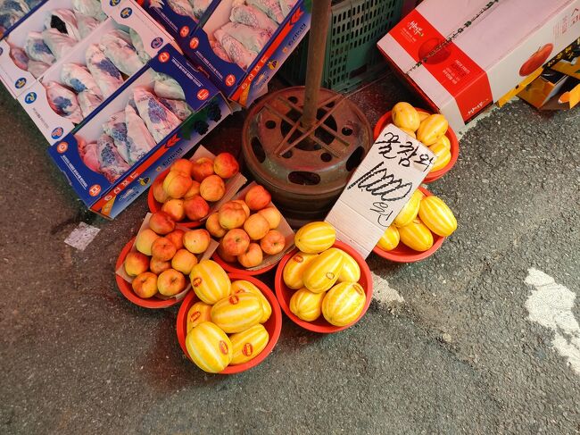 チャメという果物。<br />近所のスーパーで買って食べたことあるけど、薄いメロン？梨？みたいな味で、あんまりおいしくなかった笑<br />本場で買ったらおいしいのかしら？