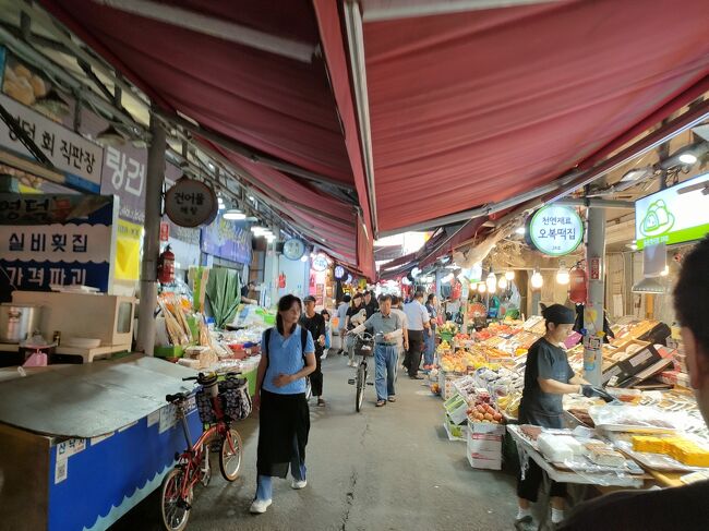 結構賑わっています。<br />日本とは違い、アジアはまだまだこういう商店街が栄えているイメージ。