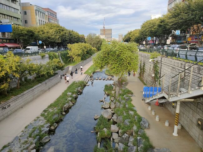 17時20分、5番線に30分乗り、乙支路4街駅に到着。<br />広蔵市場に向かいます！<br />清渓川を渡り、