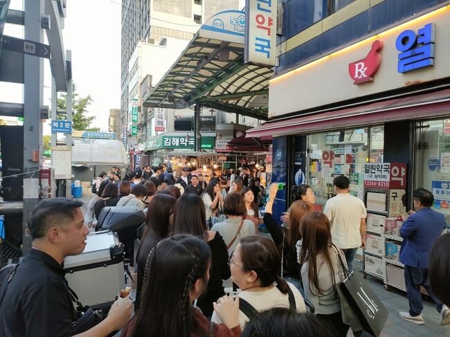 有名なクァベギ食べるぞ！<br />行列に並びます。