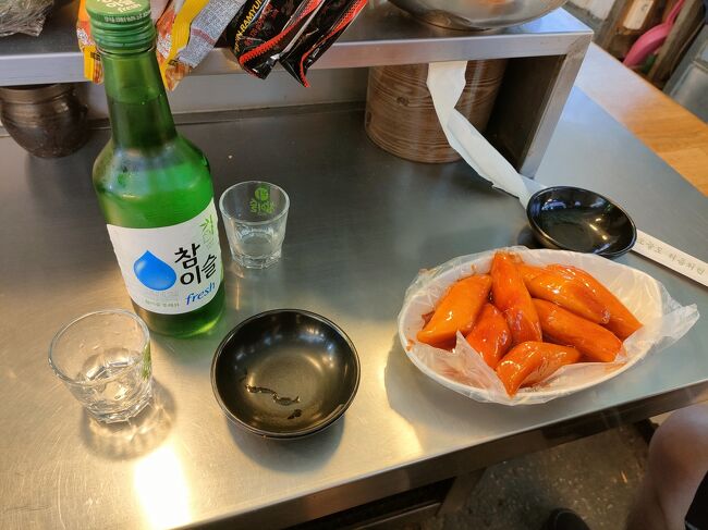 トッポギ5000ウォンとチャミスルで乾杯！<br />トッポギ甘辛くてモッチリしてて私好み。