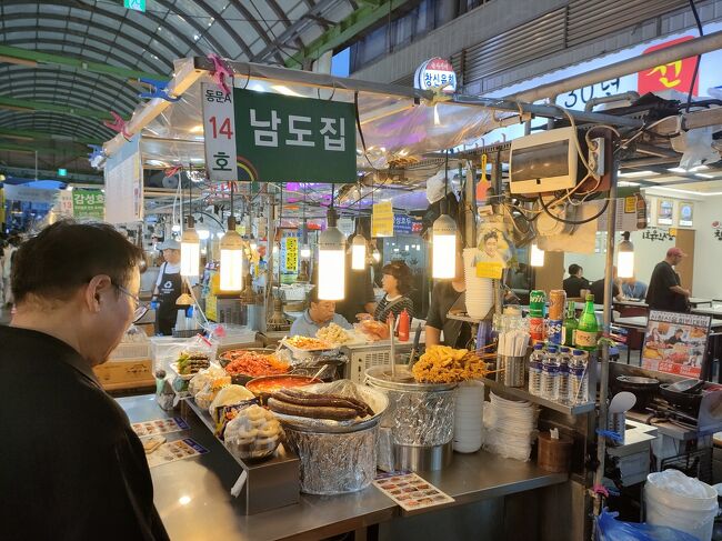 このお店です。<br />勧誘が激しい中心部の屋台群から少し離れた場所にあるので、落ち着いて食べられました。