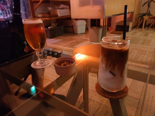 私はアイスカフェラテを注文。<br />おつまみにミニプレッツェルも出てきました。