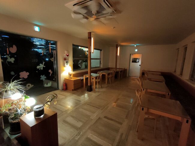 広蔵市場の屋上にこんな小洒落たカフェがあるなんて知らなかった！広蔵市場のことを調べてて、穴場カフェとしてどなたかがブログに載せてたので気になって来てみました。<br />もしかしたら昼間はもうちょっと人がいるかもだけど、秘密の場所にいるみたいでワクワクしました！