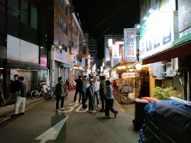 の横に飲み屋街がありました。