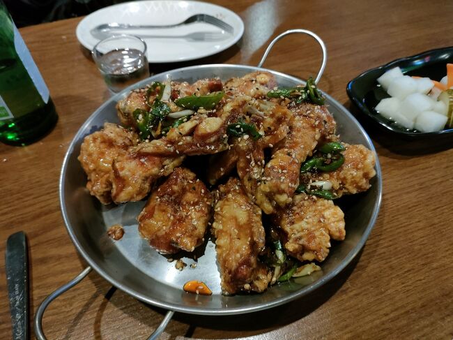 チキンきたー！タレが辛い！けどうまい！<br />３つぐらい食べたら満腹になって、あとは夫に任せた笑<br />値段はたぶん23000ウォンとか。