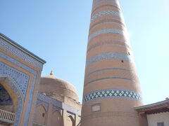 イスラム・ボジャ・メドレセとミナレット
1910年に建てられヒヴァでは最も新しいメドレセとミナレット
ミナレットはヒヴァで一番高く約45ｍ階段があり登ることもできます
