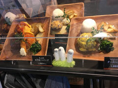 メッツァビレッジにある、バイキングホールという建屋でランチにしました。
ムーミンは昔から知っていましたが、作者の名前はつい最近まで知りませんでした。
トーベ・ヤンソンという、フィンランドの画家、作家でした。
