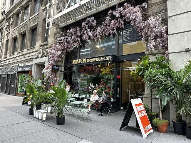 NY・マンハッタン【Ariston Flowers &amp; Café】1F<br /><br />2022年12月にオープンした映えカフェ【アリストン フラワー＆<br />カフェ】の外観の写真。<br /><br />行ったことのある友達からこちらのカフェを教えてもらいました。<br /><br />「14丁目/5番街」にあります。