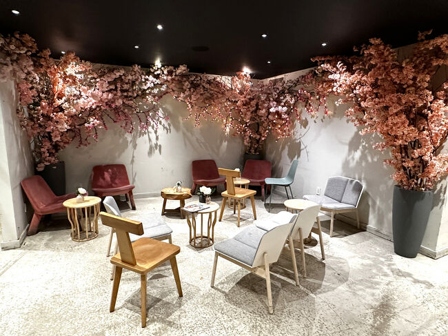 1階の奥のシーティングスペース。