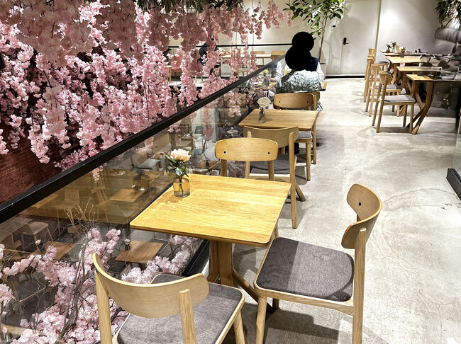 NY・マンハッタン【Ariston Flowers &amp; Café】2F<br /><br />2階のシーティングエリアの写真。
